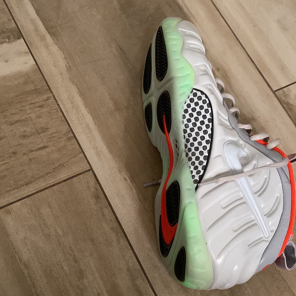 Left foam posits Nike